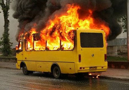 Ermənistanda hərbi qulluqçuları Qarabağa daşıyan avtobus yanıb