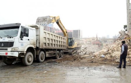 Bakıda zavod sökülür