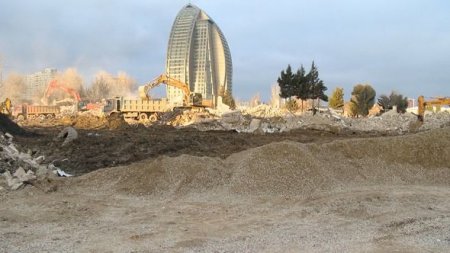 Sökülən “Araz” hotelinin yerində yeni yol salınır