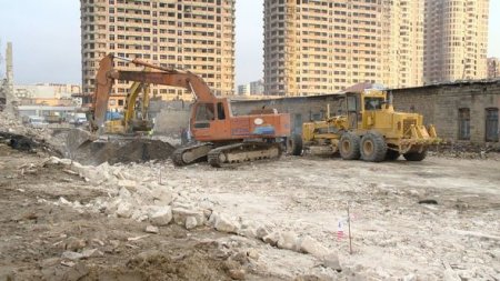 Sökülən “Araz” hotelinin yerində yeni yol salınır