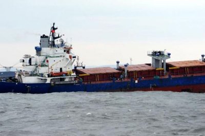 İstanbulda limanda yük gəmisi batır