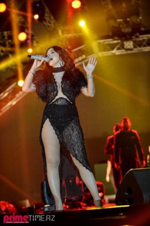 Hadisə Bakı konsertinə geyimi ilə damğasını vurdu
