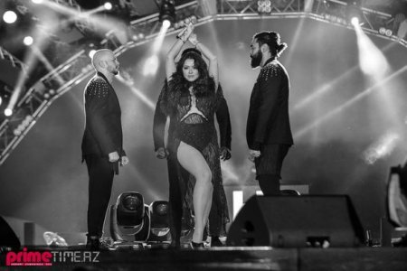 Hadisə Bakı konsertinə geyimi ilə damğasını vurdu