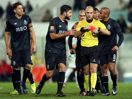 Portuqaliyada hakim onunla toqquşan futbolçunu meydandan qovub