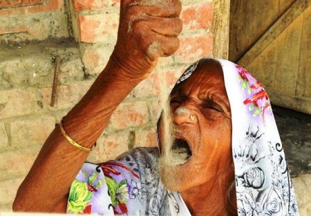 63 ildir hər gün 1 kilo qum yeyən qadın