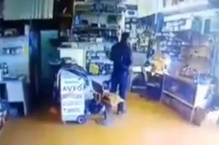 Bakıda oğru kameraya düşdü