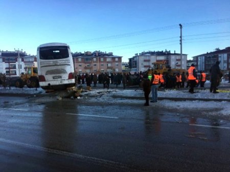 Məktəbliləri daşıyan avtobus aşdı - 3 ölü, 40 yaralı