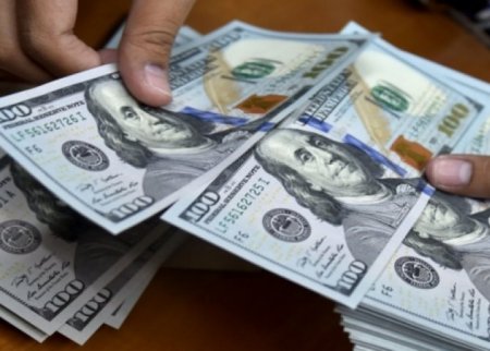 Azərbaycanda dollar 2 manata qalxdı