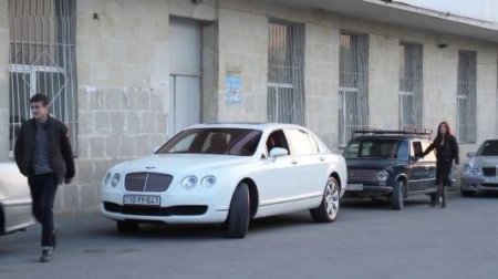 Bakıda qız “bahalı” avtomobili ilə oğlanları ələ saldı