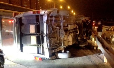 Bakı-Sumqayıt yolunda avtobus çevrildi