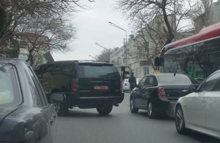 Bakıda Rusiya səfirliyinin avtomobili qaydaları belə pozdu