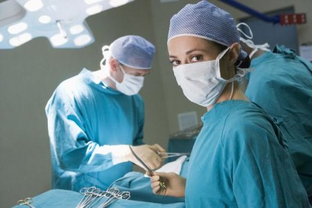 Məşhur aparıcı üzündə eyni anda üç əməliyyat keçirib
