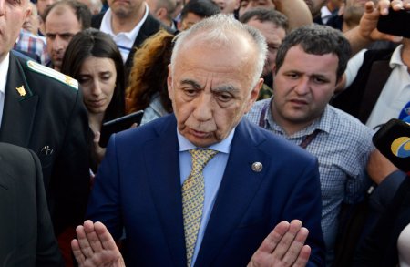 Bakı meri uşaqlarla zarafatlaşdı