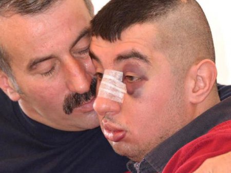 Küçədə qızla tanış olmaq istəyən oğlanı vəhşicəsinə döydülər