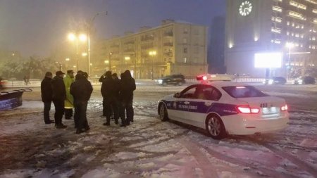 Qarlı havada yol polisinin fədakarlığı