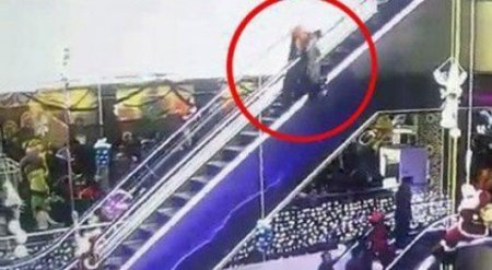 Özbəkistanda ana eskalatorda körpəni əlindən saldı: Körpə ölüb