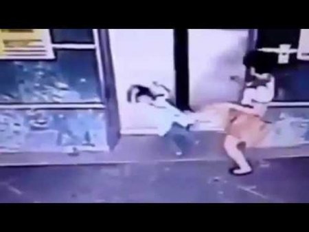 Malayziyada ana liftin qapıları arasında qalacaq qızını belə xilas etdi