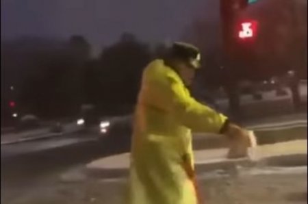 Yola duz səpərək məşhurlaşan yol polisi haqda yeni xəbər