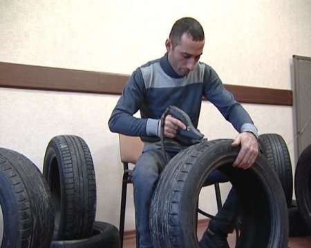 Bakıda istifadəyə yararsız avtomobil təkərlərini satan şəxs saxlanılıb