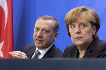Ərdoğan və Merkel mətbuat konfransında mübahisə etdilər