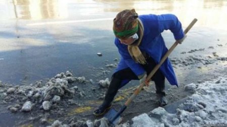 Yolu süpürən qadının öldürülməsi ilə bağlı cinayət işi başlanılıb