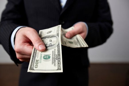 Dollarla verilən kreditlər ucuzlaşıb
