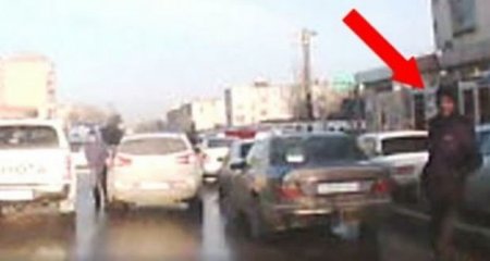 Bakıda özünü avtomobillərin altına atan şəxs həbs olundu