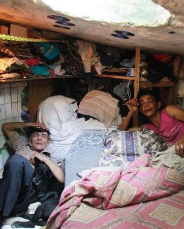 Bu cütlük 22 ildir kanalizasiyada yaşayır