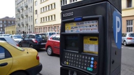 Bakıda yaşayış binalarının həyətinə də parkomat qoydular