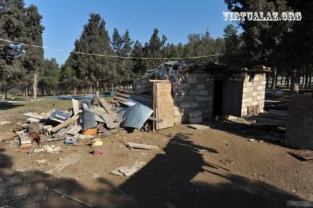 Ölülərin qonşusu: “Qurd qapısı” qəbiristanlığında yaşayan Nərgiz, qızı və 4 yaşlı nəvəsi...