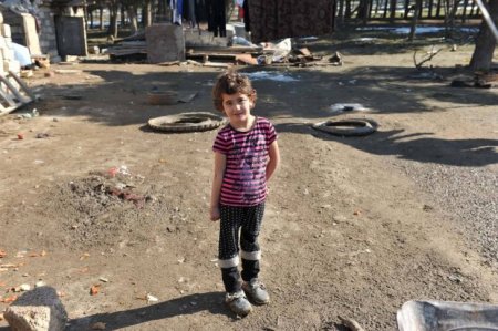 Ölülərin qonşusu: “Qurd qapısı” qəbiristanlığında yaşayan Nərgiz, qızı və 4 yaşlı nəvəsi...