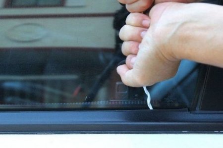 Avtomobilin qapısı bağlanıb, açar içəridə qalıb? ­– Qapını açmağın 4 üsulu