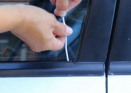 Avtomobilin qapısı bağlanıb, açar içəridə qalıb? ­– Qapını açmağın 4 üsulu