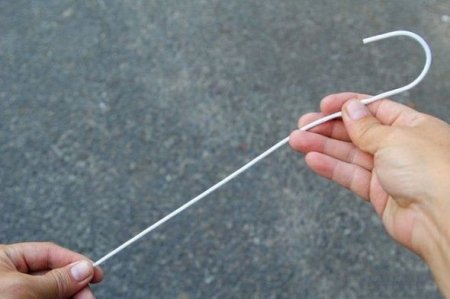 Avtomobilin qapısı bağlanıb, açar içəridə qalıb? ­– Qapını açmağın 4 üsulu