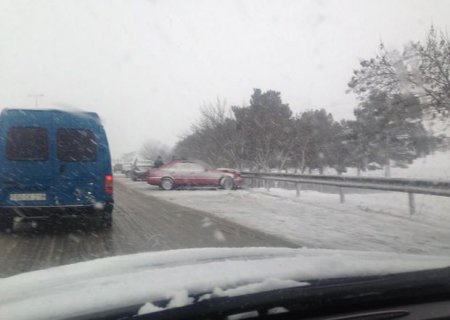 Bakı-Quba yolunda zəncirvarı qəza: Onlarla avtomobil toqquşub