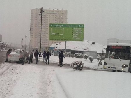 Bakıda polis avtomobili yolda qaldı