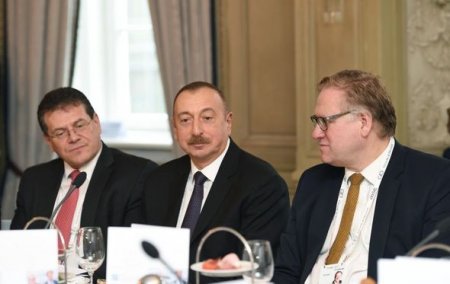 Dövlət başçısı “dəyirmi masa”da iştirak edib