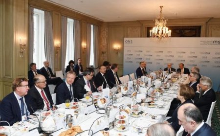 Dövlət başçısı “dəyirmi masa”da iştirak edib