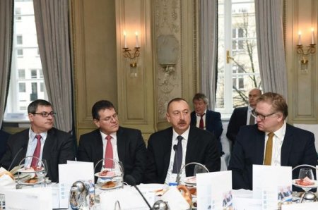 Dövlət başçısı “dəyirmi masa”da iştirak edib