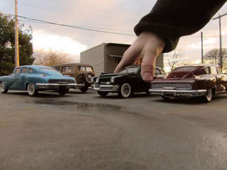 Miniatür avtomobillərdən istifadə edərək real mənzərələr yaradan fotoqraf