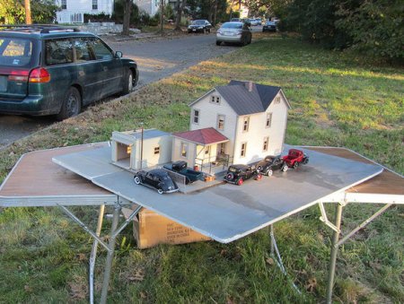 Miniatür avtomobillərdən istifadə edərək real mənzərələr yaradan fotoqraf