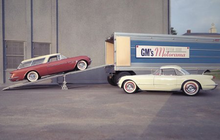 Miniatür avtomobillərdən istifadə edərək real mənzərələr yaradan fotoqraf