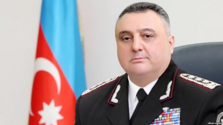 Kreslosunu gül dəstəsi ilə tərk edən tək nazir...