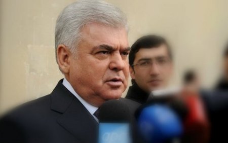Kreslosunu gül dəstəsi ilə tərk edən tək nazir...