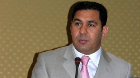Kreslosunu gül dəstəsi ilə tərk edən tək nazir...