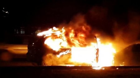 Ağdamda minik avtomobili yanaraq kül olub