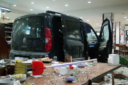 Avtomobil restorana girdi: Müştərilərin üzərinə sürdü
