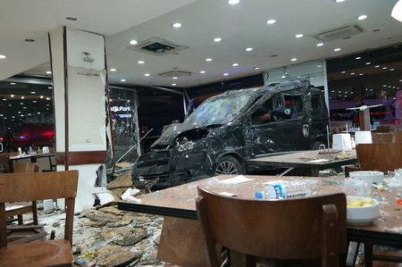 Avtomobil restorana girdi: Müştərilərin üzərinə sürdü