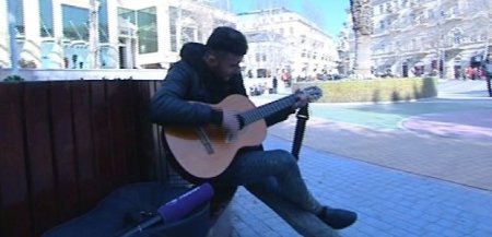 Şəhərin mərkəzində gitarasıyla pulsuz konsert verən gənc