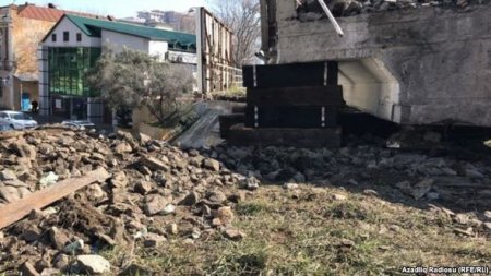 Bakının mərkəzində körpü uçmaq təhlükəsində